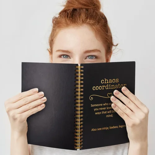 Vista 5 de Chaos Coordinator - Cuadernos de espiral de tapa dura negra y dorada, cuaderno de coordinador del caos, regalos de agradecimiento para empleados