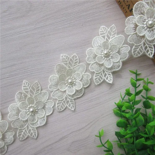 Vista 3 de 2 yardas de encaje de flores 3D con perlas bordadas, de poliéster, cinta de encaje con aplicación de patchwork para vestido de novia, manualidades