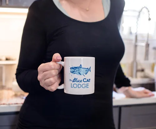 Vista 3 de Surreal Entertainment Exclusiva taza de café de cerámica blanca con logotipo de gato azul de Ozark, colección oficial de televisión, juego de cocina