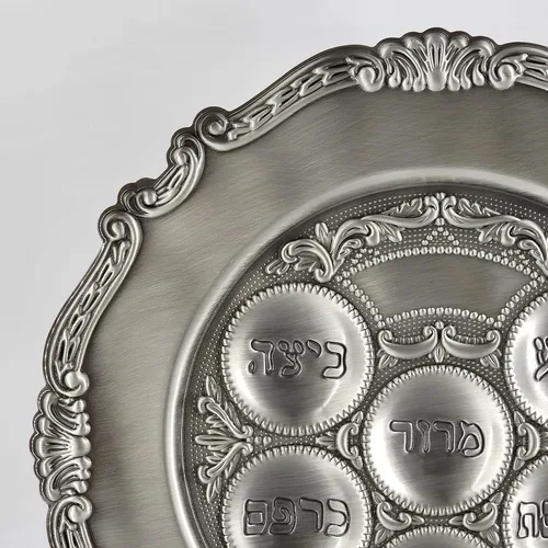 Vista 2 de The Dreidel Company Paquete de 2 platos tradicionales de peltre para Pascua de 12 pulgadas, plato tradicional de Judaica para pesaj, Kaarah