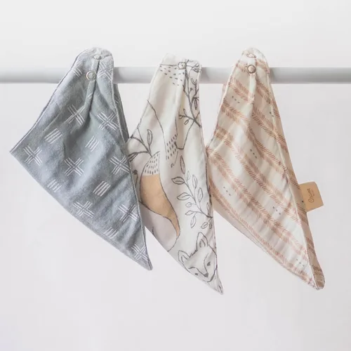 Vista 5 de Crane Baby Juego de baberos de muselina suave, ajustable y absorbente, estilo bandana para niños y niñas, animales del bosque, 3 piezas, 18.5 x 9