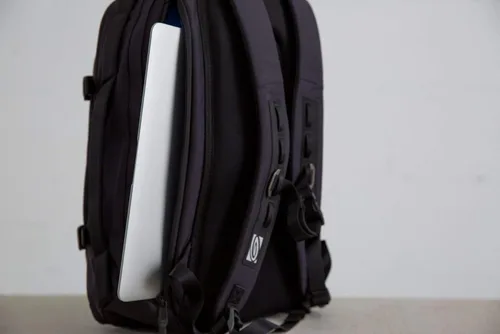Vista 4 de Timbuk2 Mochila expandible Never Check, color negro azabache