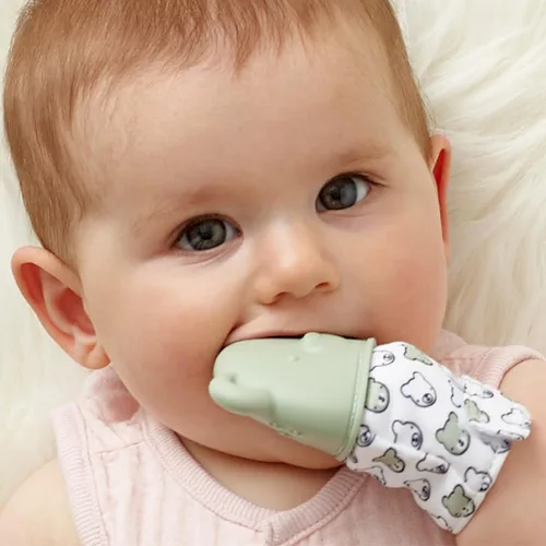 Vista 3 de Itzy Ritzy Manopla de dentición de silicona, manopla calmante para dentición infantil con correa ajustable, sonido arrugado y silicona texturizada