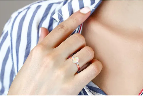 Vista 4 de Gem Stone King Anillo de compromiso de oro rosa de 10 quilates con ópalo etíope blanco y zafiro blanco creado con 3 piedras para mujer