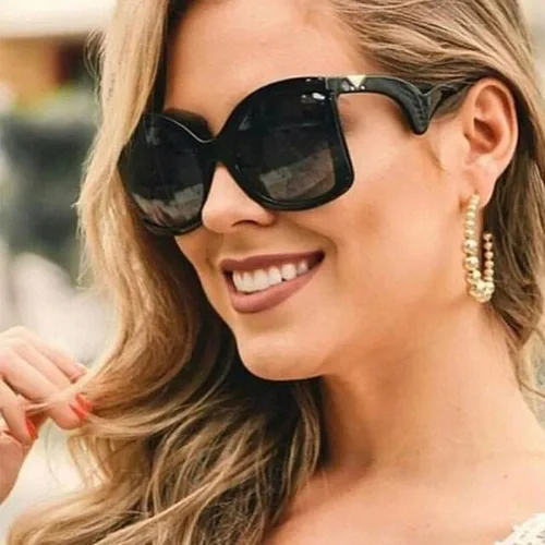 Vista 2 de FEISEDY gran tamaño cuadrado mariposa gafas de sol curvado brazo rizado marco mujeres moda sombras B4035
