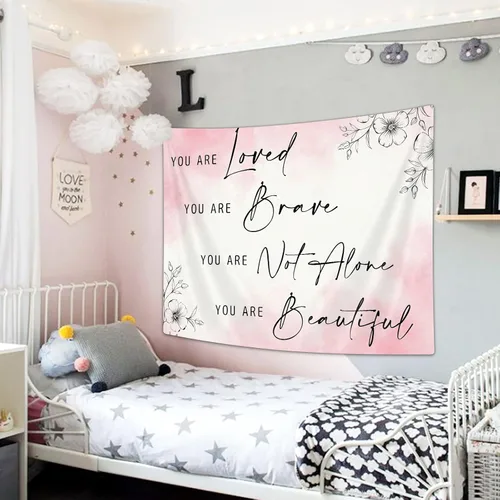 Vista 4 de Ptrxobj Tapiz de amor para dormitorio, adolescente y niña, decoración de pared con frase "You eres", con estampado floral rosa, decoración de sala