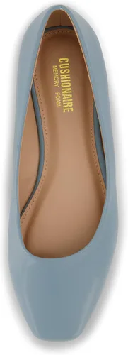 Vista 5 de CUSHIONAIRE Zapatos planos Skipper para mujer con espuma viscoelástica, anchos anchos disponibles, Charol negro