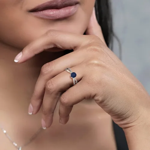 Vista 4 de Gem Stone King Anillo de compromiso de plata de ley 925 con zafiro redondo y moissanita blanca para mujer