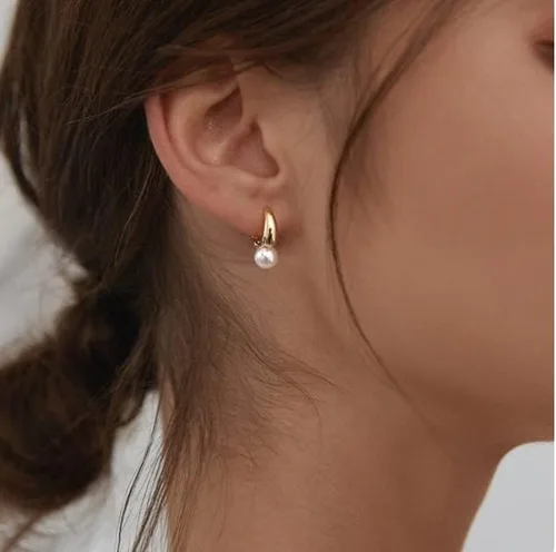 Vista 3 de VENOCO Pendientes de perlas delicadas para mujer, aretes de perlas barrocas de oro, aretes de aro de perlas elegantes de plata para novia