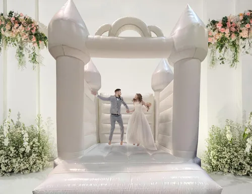 Vista 4 de Casa inflable blanca (sin soplador) – 13 x 12 x 14.5 pies – Gran castillo inflable para bodas – Jumphouse para sesiones de fotos – Gorila de fiesta