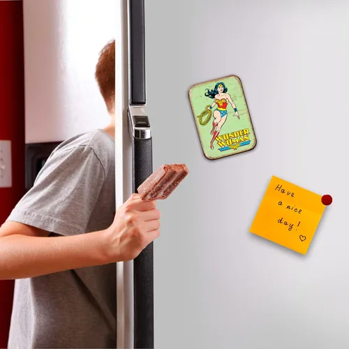 Vista 4 de Desperate Enterprises Wonder Woman - Imán retro para refrigerador, divertidos imanes para oficina, hogar y escuela, fabricado en los Estados Unidos