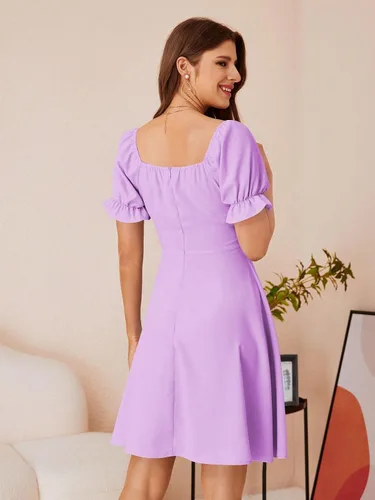 Vista 2 de WDIRARA Vestido corto de verano acampanado con cuello corazón y cordón frontal para mujer 2023