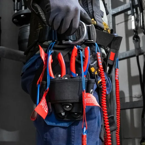 Vista 10 de Knipex Tools 13 82 8, Alicates de instalación eléctrica 6 en 1 con mango de agarre cómodo, Rojo y Azul