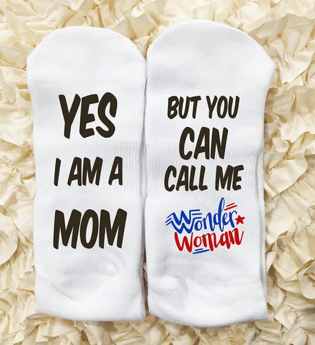Vista 2 de Calcetines altos Funky Fun Wonder Woman, regalo temático divertido para mamá