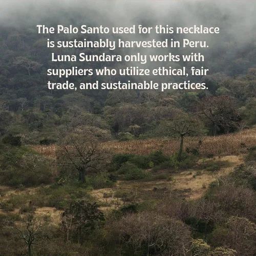 Vista 7 de Luna Sundara Collar Palo Santo hecho a mano en Perú altamente aromático y espiritualmente limpiador