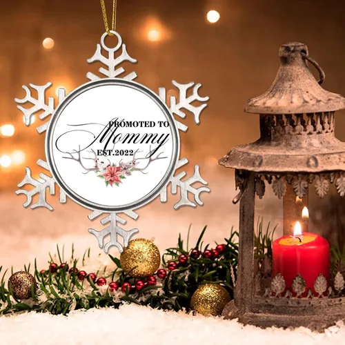 Vista 3 de Adorno de Navidad Promoted to Mommy para niños y bebés, decoración de Navidad de 3 pulgadas, copo de nieve de metal, adorno de árbol de Navidad