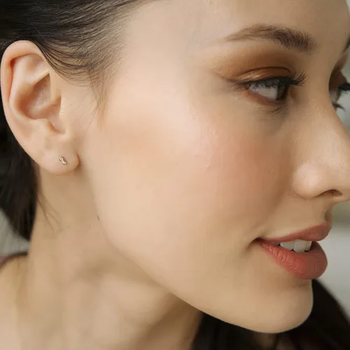 Vista 2 de HONEYCAT Aretes pequeños de doble cristal Joyería minimalista y delicada