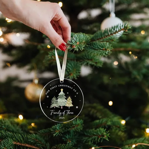Vista 6 de Adorno de Primera Navidad del Bebé 2025 – Adorno de Navidad de familia de tres 2025 – Primera vez mamá papá, nuevos padres – Regalos de bebés