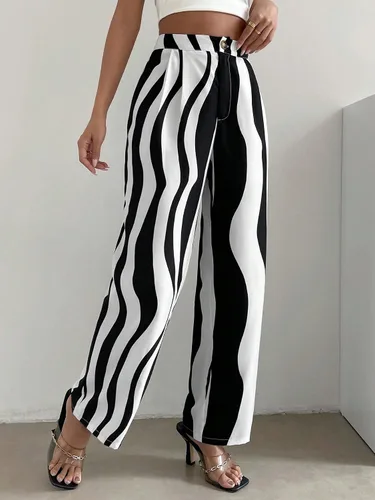 Vista 3 de WDIRARA Pantalones casuales de pierna recta con cremallera y botones con estampado de rayas onduladas para mujer con bolsillos
