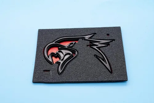 Vista 8 de Auto Pro Accessories - Emblema personalizado HELLHAWK para puerta de guardabarros Trackhawk Grand Cherokee, cabeza estilo Hellcat (negro brillante)