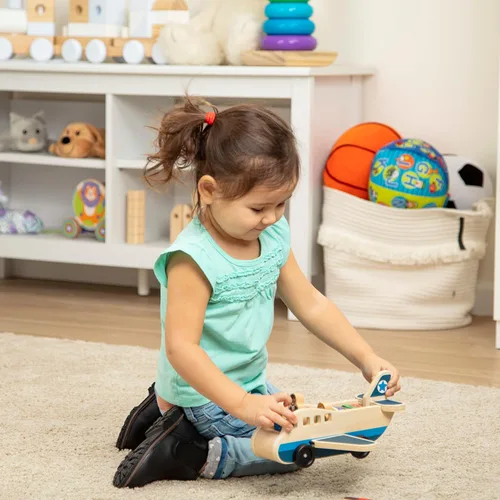 Vista 2 de Melissa & Doug Juego de avión de madera con 4 figuras de juego y 4 maletas