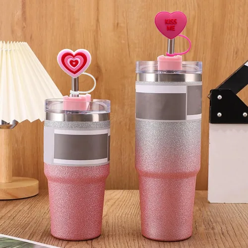 Vista 2 de Accesorios de copa para vaso Stanley de 40 onzas y 30 onzas con asa, adornos de paja rosa intenso, tapa de cubierta de corazón, fundas de paja roja