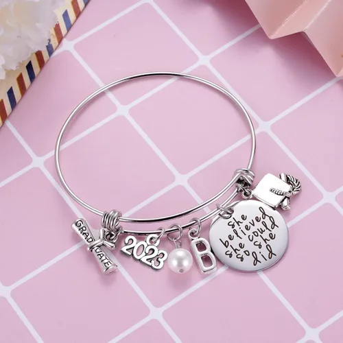 Vista 2 de Ukodnus Regalo de graduación de clase 2023, pulsera de graduación para adultos mayores 2023, regalos de graduación inspiradores para ella, 26