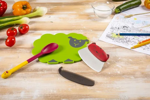 Vista 8 de Kuhn Rikon Kinderkitchen - Cuchillo Mezzaluna para niños con protector de cuchilla, gato, 5.2 x 3.3 x 0.7 pulgadas, rojo, herramientas de corte