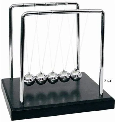 Vista 2 de Newton's Cradle Art in Motion, bolas de equilibrio de 7 1/4 pulgadas, base de madera negra