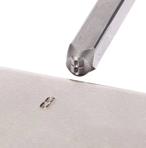 Vista 5 de Amazon Basics Kit de sellos de metal con alfabeto y número de 36 piezas con estuche de madera, 4/25 pulgadas