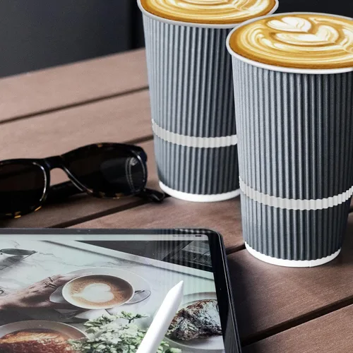 Vista 5 de Tazas de café desechables con tapas, taza de café de 16 onzas (paquete de 70). Las tazas de viaje grandes mantienen la forma con bebidas frías