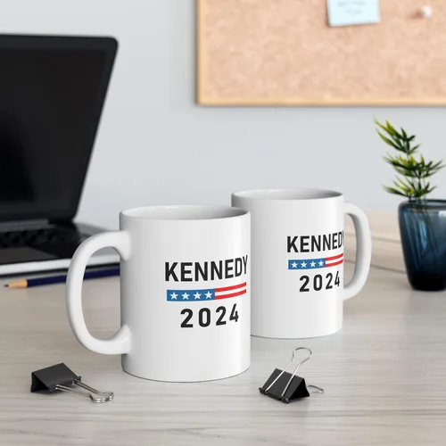 Vista 3 de Brian Bula Kennedy 2024 - Taza de café de doble cara con texto en inglés "Drink to President RFK Jr. 2024