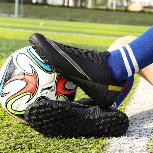 Vista 2 de Tacos de fútbol bajos de cuero, de grado profesional con cordones, ideales para entrenamiento y competición en terreno firme y césped, unisex