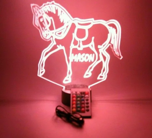 Vista 2 de MIRROR MANIA Lámpara LED de luz LED con nombre personalizado, luz nocturna grabada para caballos corriendo, jinete, semental, lámpara de mesa – It's