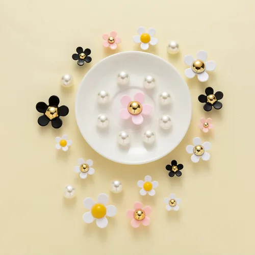 Vista 5 de LOMOYATO Dijes de flores para zapatos de cocodrilo, sandalias, pulseras, accesorios de decoración, bonitos dijes de zapatos de diseñador para niñas