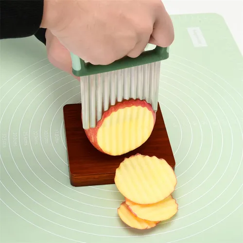 Vista 5 de Picador de verduras - Cortador de acero inoxidable arrugado / cuchillo ondulado para verduras y papas fritas y raspador de masa de plástico / Verde