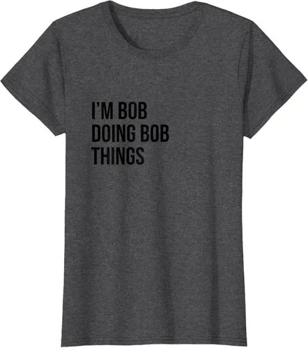 Vista 3 de Camiseta con texto en inglés "I'm Bob Doing Bob Things" Asfalto