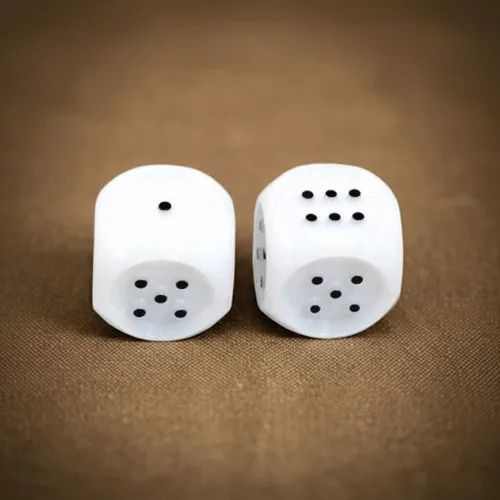 Vista 2 de Dados táctiles blancos con puntas negras elevadas D6 de 0.787 in (25/32 pulgadas), paquete de 2 dados Koplow