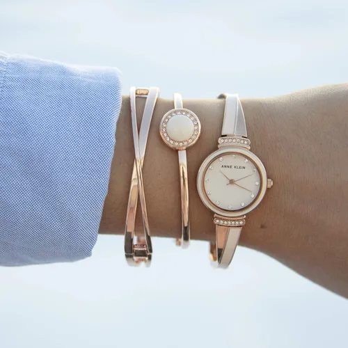 Vista 4 de Anne Klein Juego de reloj y brazalete acentuado de cristal para mujer