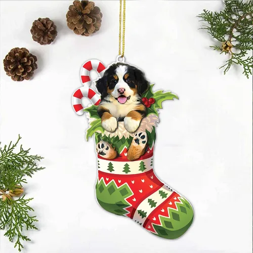 Vista 3 de Adorno acrílico plano de Navidad para perro de montaña bernés, adorable cachorro de montaña bernés en calcetín con bastones de caramelo, decoración