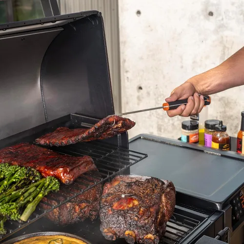Vista 4 de Traeger Grills BAC792 - Accesorio para parrilla de acero inoxidable para voltear comida con cola de cerdo (Modelo 2025)
