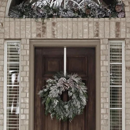 Vista 2 de Haute Decor Guirnalda de Navidad preiluminada de 6 pies Snowfall Creek con 60 luces LED blancas suaves y piñas reales