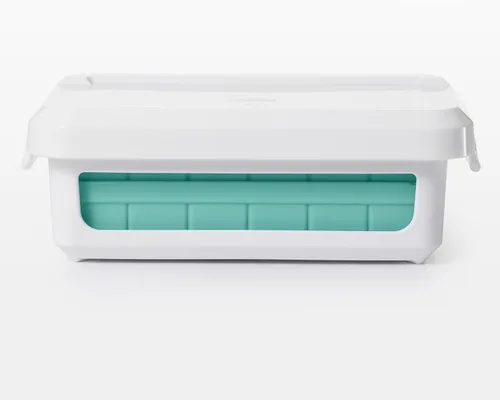Vista 2 de OXO charola de silicona para hielo, Cubos pequeños , Azul claro