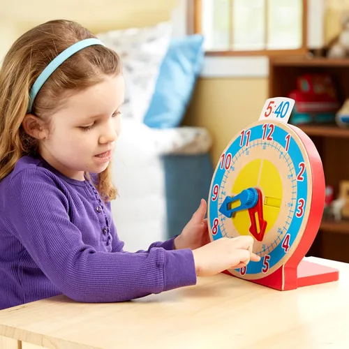 Vista 5 de Reloj de madera educativo para niños, con tarjetas reversibles de hora; juguete "Turn & Tell" de Melissa & Doug