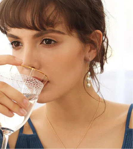 Vista 3 de Aretes colgantes chapados en oro de 14 quilates para mujer, minimalistas, ligeros, largos, colgantes, aretes de boda para novias, dama de honor