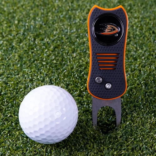 Vista 2 de Team Golf NHL Switchblade Divot Herramienta con marcador magnético de doble cara, cuenta con un diseño patentado de una sola punta, causa menos daño