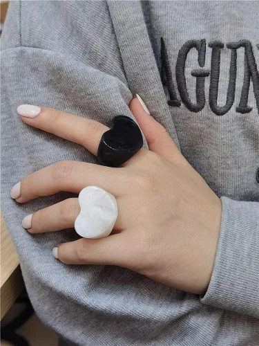 Vista 2 de Dtja Juego de anillos de boda de acrílico vintage para mujeres y niñas, de resina, de compromiso, grueso, ancho, para cóctel, fiesta, ligero
