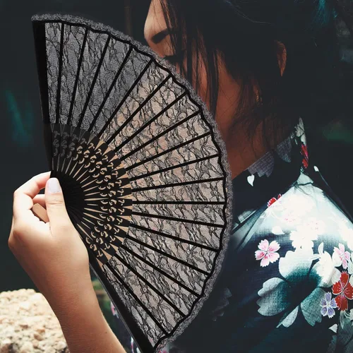 Vista 7 de Lurrose Abanico de mano de encaje elegante negro plegable bordado a mano patrón de flores para bodas, fiestas y eventos de disfraces desplegados