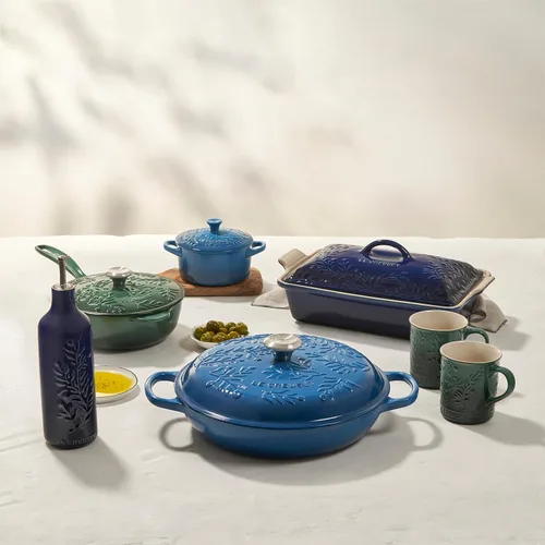 Vista 5 de Le Creuset Saucier de hierro fundido esmaltado, 2.25 cuartos de galón., Marsella