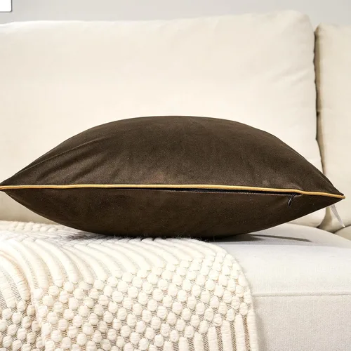 Vista 2 de Aeckself Paquete de 2 fundas de almohada de terciopelo marrón oscuro de 18 x 18 pulgadas, fundas de almohada decorativas de lujo modernas con borde